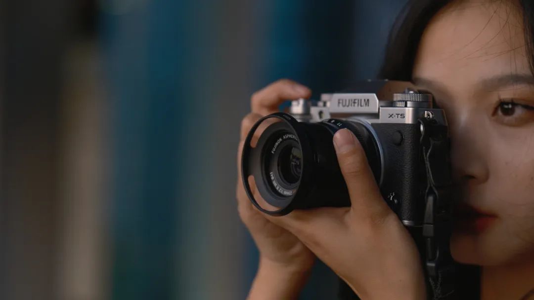 富士x-t5等四款相机迎来固件升级,富士x-t5对比富士gfx100s