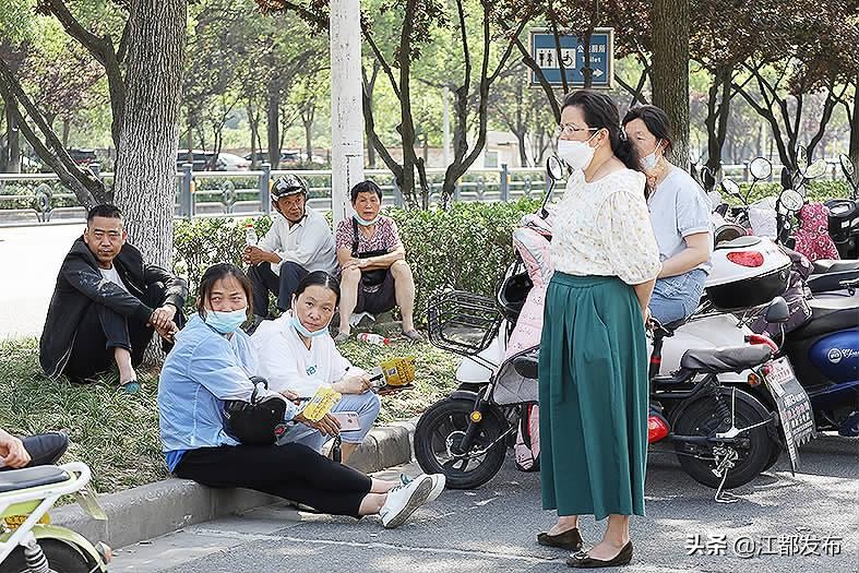 考场外的他们,考场是外地可以随时去考科四吗