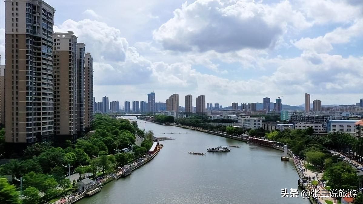 庄重的城市，在广东中南部，以“伟人”命名，被誉为“华侨之乡”