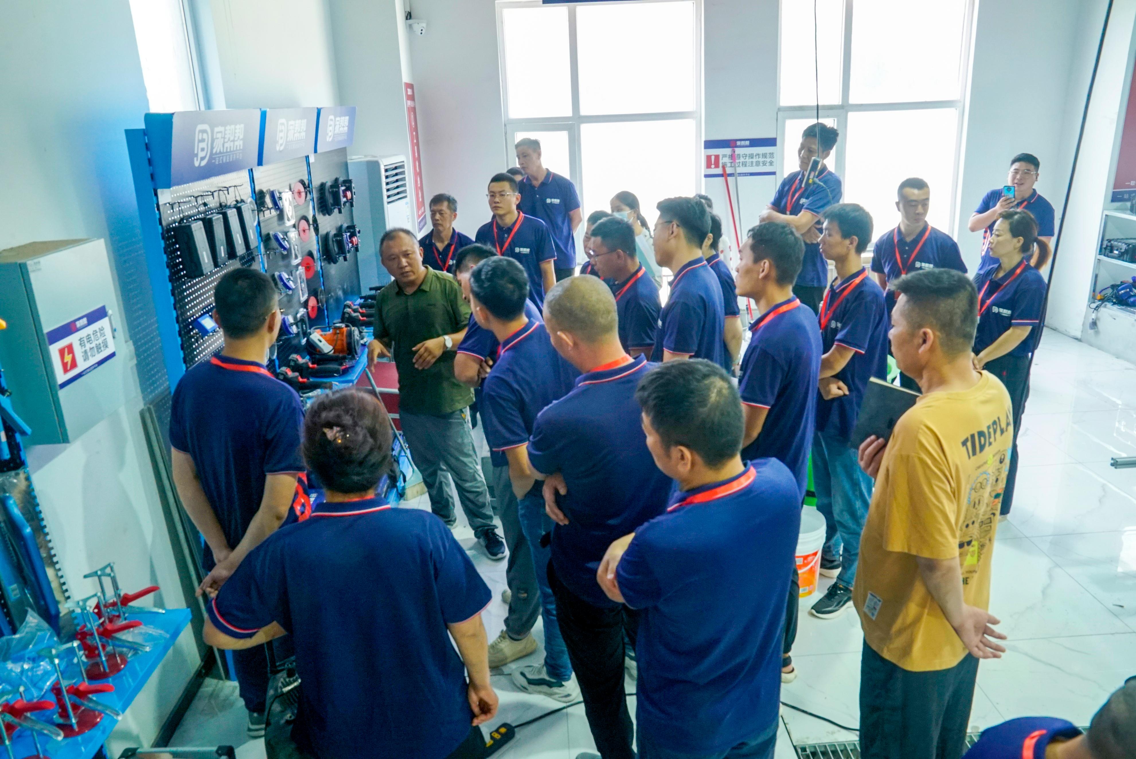 家帮帮《高级镶贴师》第三期，让年轻人爱上大板铺贴