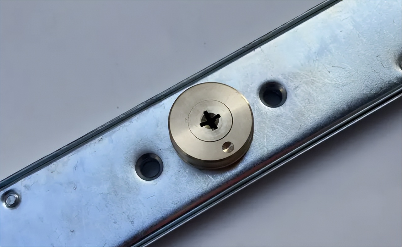 卷帘门锁芯换了如何开门,卷帘门锁芯坏了怎么换锁芯