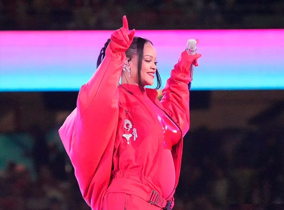 “美国春晚”超级女星怀二胎跳高台,网友:一年一个太强了!