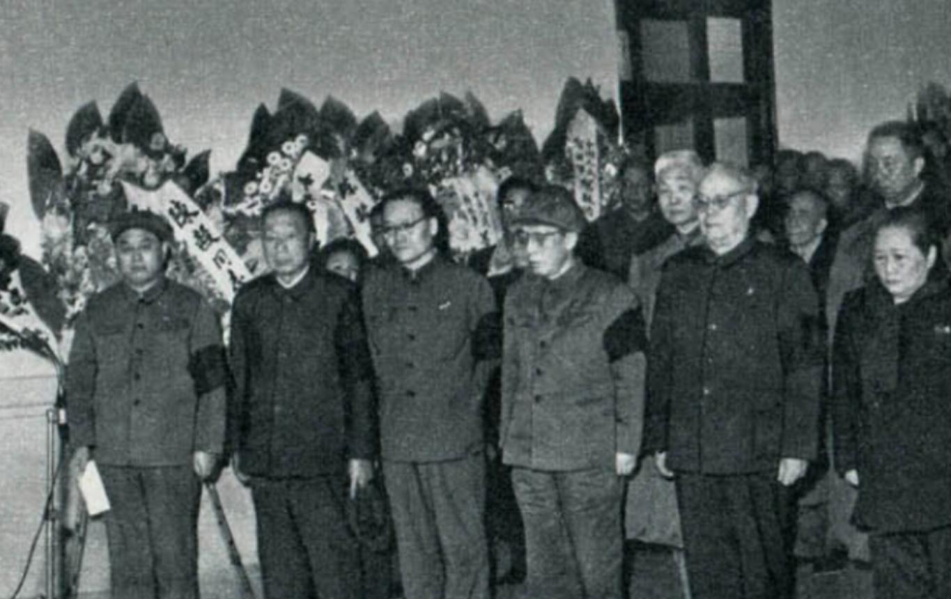 陈毅临终前，*剑英叶**拿出毛主席所写的纸条：我知道你在等什么