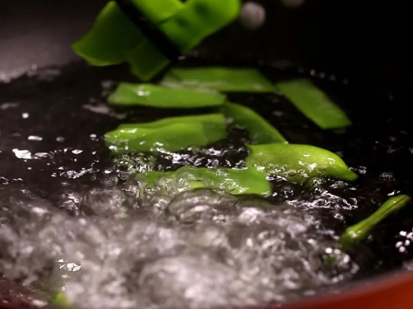 焯水是凉水下还是沸水下,炖鹅焯水用冷水还是热水