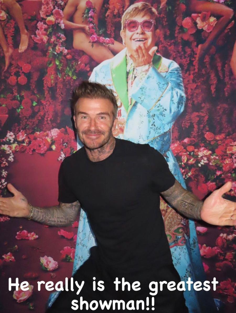 贝克汉姆搂着女儿小七看秀,贝克汉姆小七和妈妈秀场合影