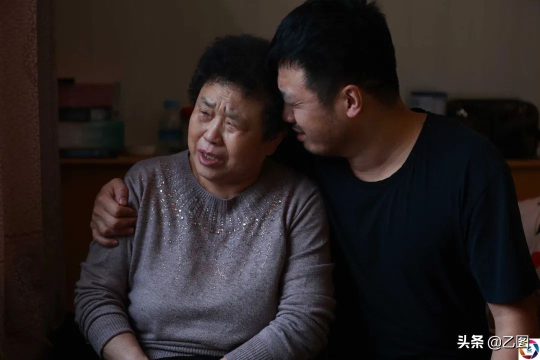 重病女儿迎来好转,却因没钱面临放弃,单亲爸爸急得扇自己耳光