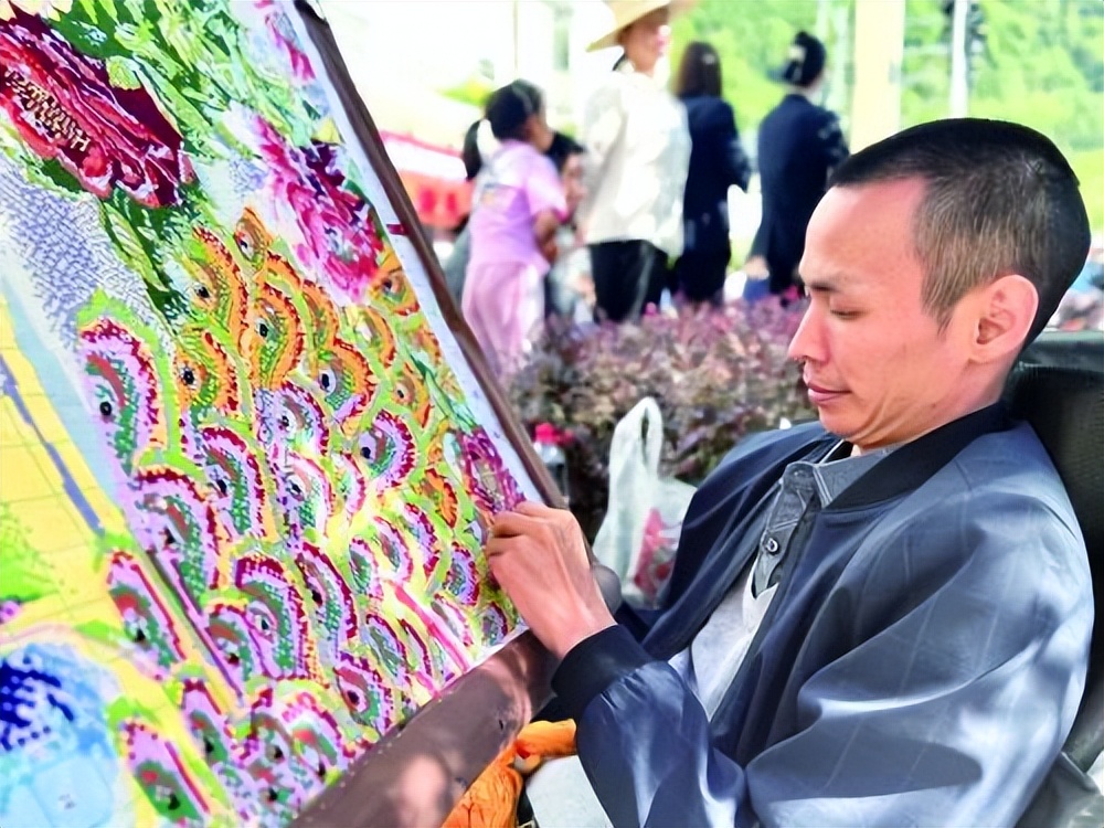 27年前意外瘫痪，安康47岁王多权靠十字绣自立自强养活家人，成为远近闻名的励志模范