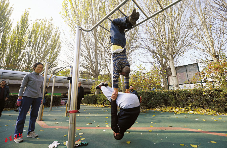 太原：“撸”杠花样多健身乐其中