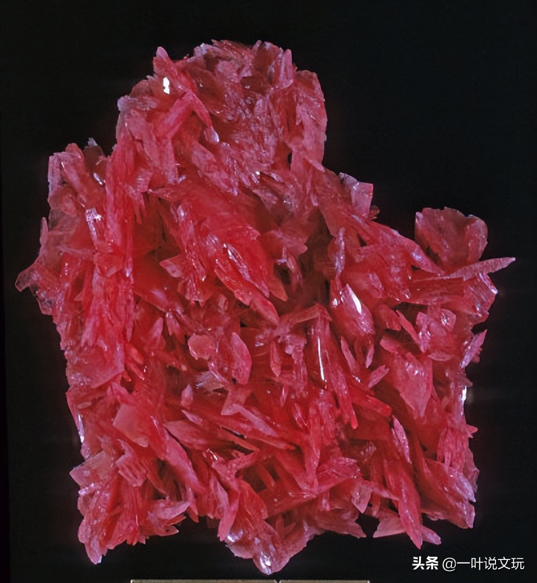 河边捡到黄色石头是什么石,山上捡到的乳白石是什么石