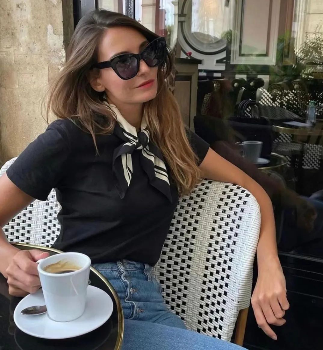 一看就会的超简单丝巾时髦搭配,一条丝巾让你优雅又气质