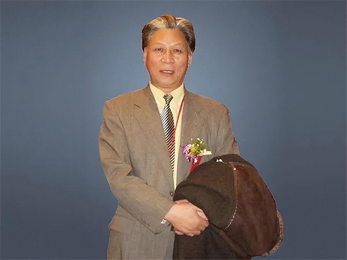 饰演伟人*少奇刘**的演员：王光美把*少奇刘**同志穿过的衣服送给了他