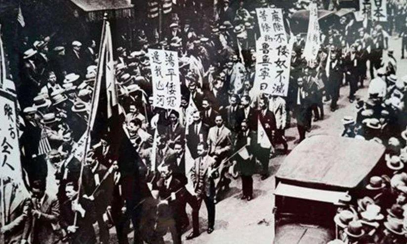 日本政府为摆脱经济萧条，竟不断上升国内债务，增加税收