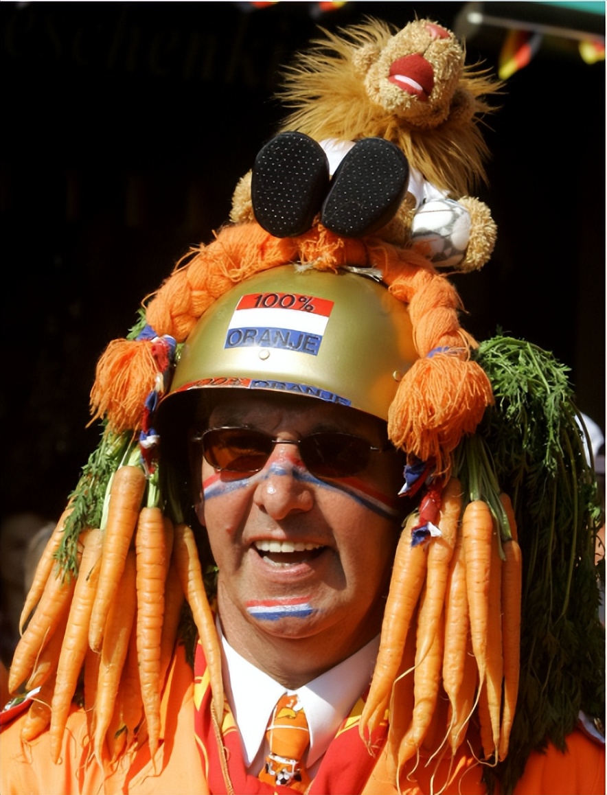 世界杯球迷争奇斗艳,欧洲杯决赛球迷帽子