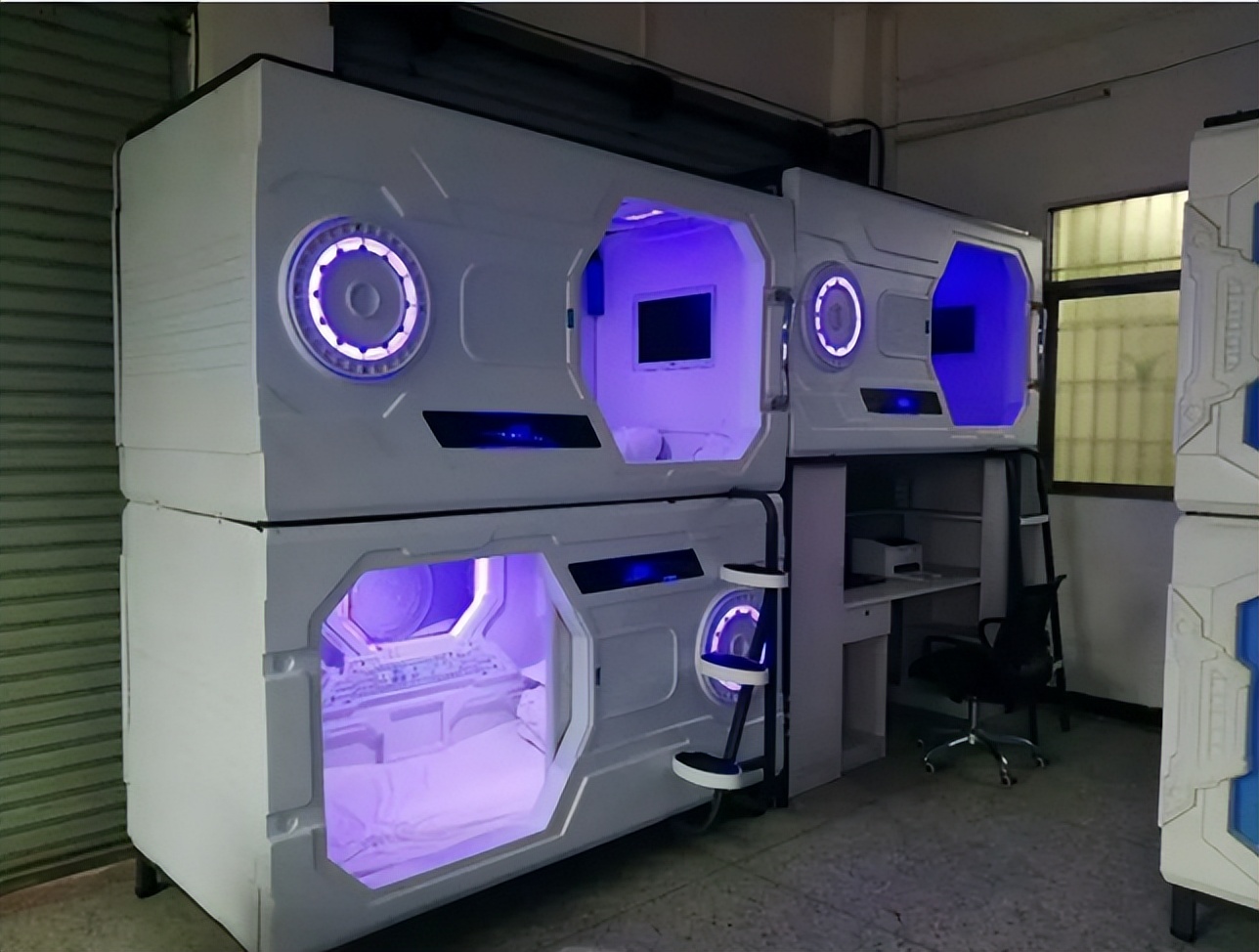 租房降级年轻人住30元1天太空舱,年轻人租一平米太空舱住宿30元