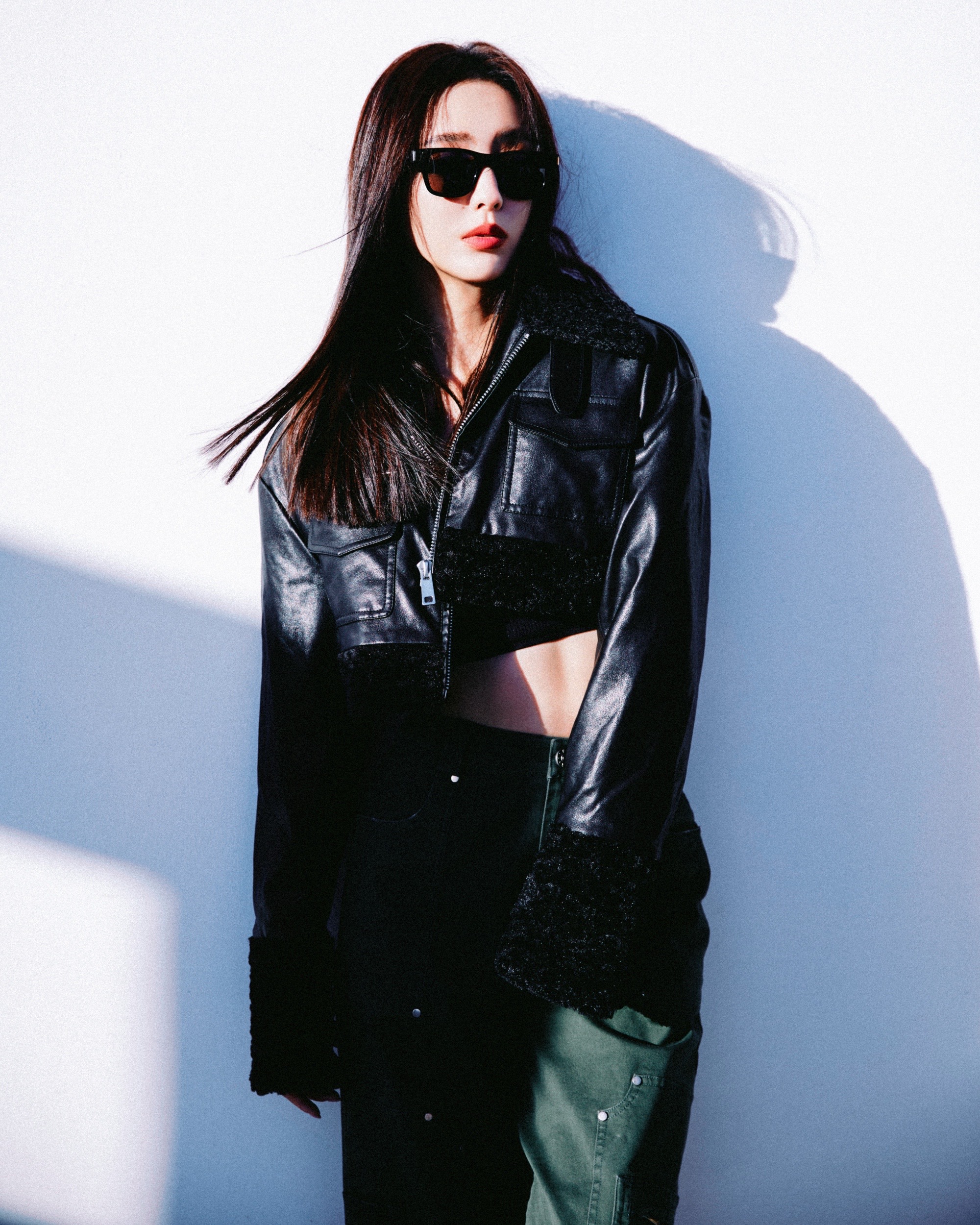 佟丽娅离婚后风格大变，穿超短皮衣秀“马甲线”，戴墨镜又飒又美