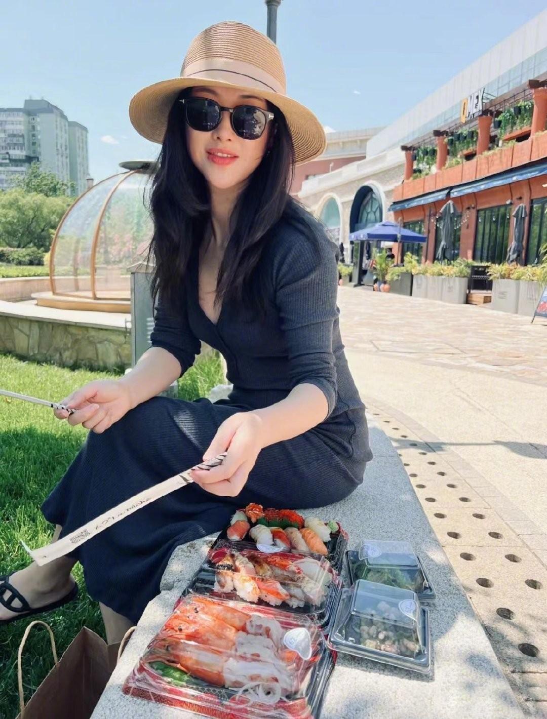 朱珠衣服大方秀出天鹅美成焦点,朱珠着装尽显妩媚