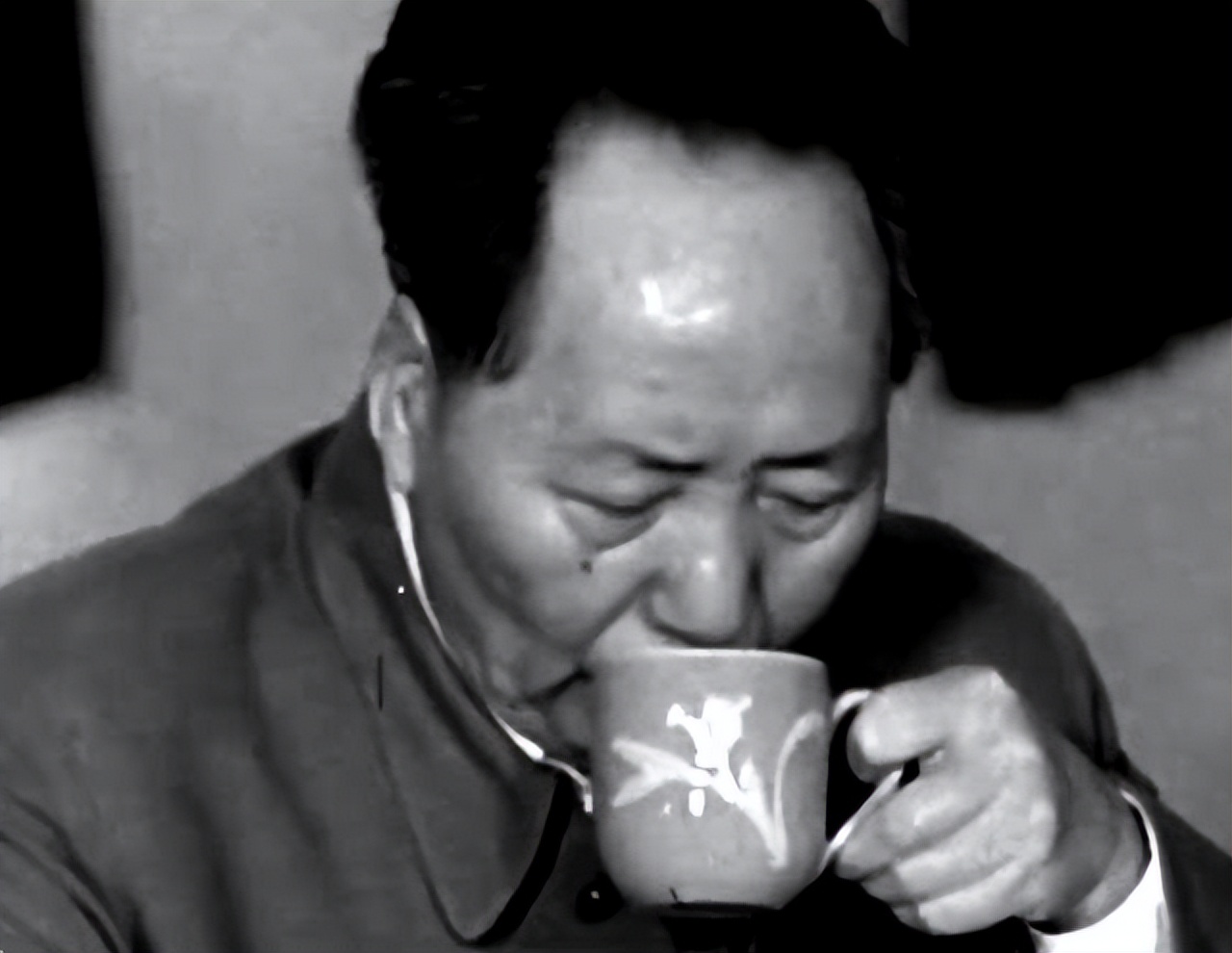 毛主席工资594元，周总理工资404元，但都没有宋庆龄的高，为何？