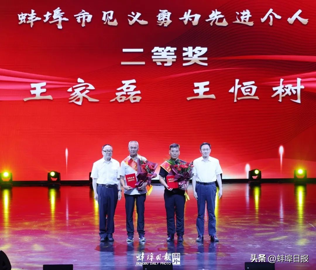 致敬英雄缅怀前行,缅怀英雄向他们致敬