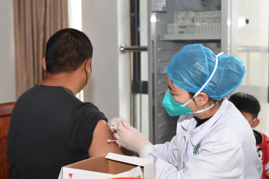 紧紧围绕发热症状人员，紧锣密鼓做好防治工作！市防疫指挥部召开第139次工作视频会商会