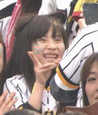 女孩子看起来外表美丽，其实裤袜已经掉到大腿根了！哈哈哈