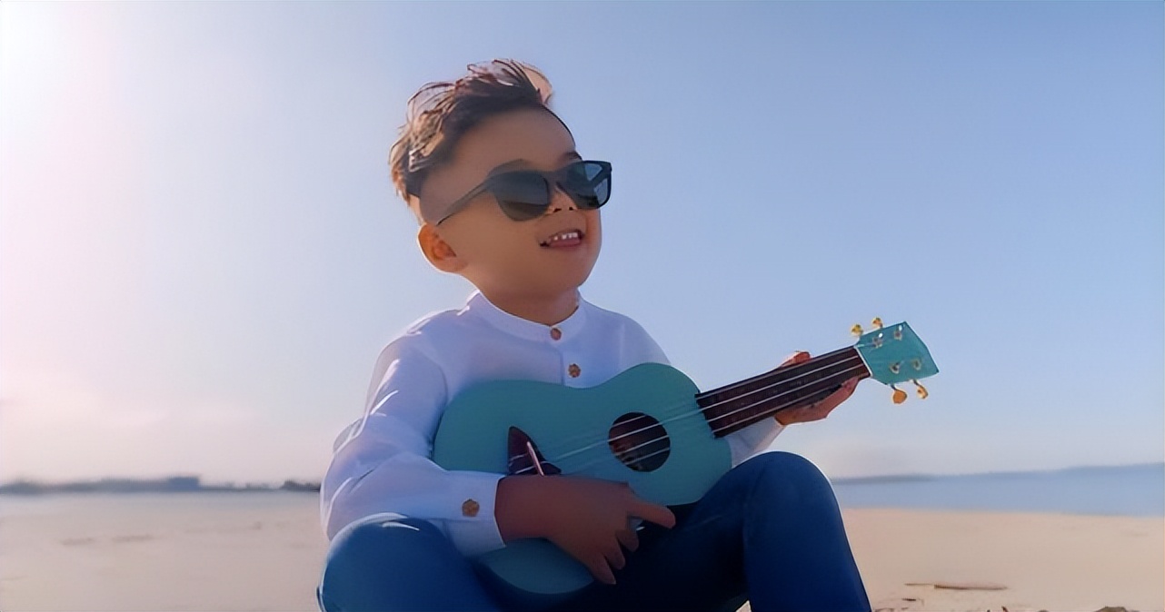 周杰伦晒儿子罗密欧赏画照,周杰伦儿子罗密欧发型