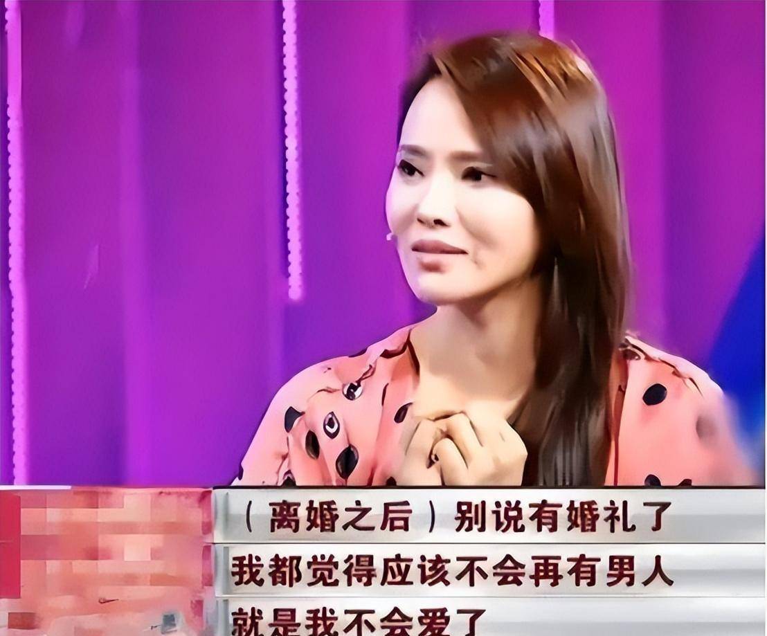 才女伊能静，童年坎坷：被父抛弃、“狗链”栓脖又被逼吃“狗粮”