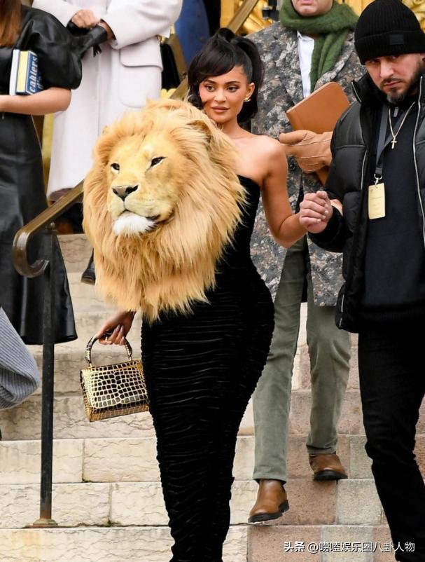 37岁伊莲娜吊打卡戴珊家金小妹，肩抗狮子头好轻松，自己赚钱真爽