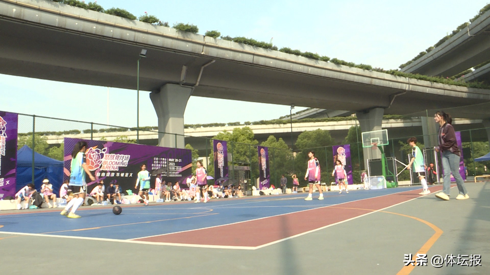 篮球场上秀足球,杭州女足比赛视频