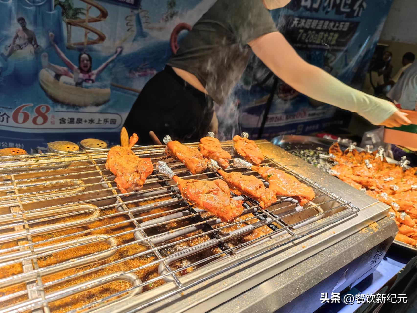 日入3000，江西00后女子摆摊卖烤兔腿，因高颜值走红，被众人围观