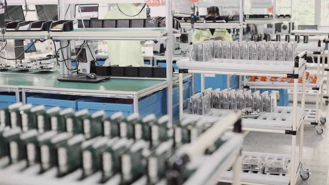 智能对话机器人如何实现,快仓智能仓储机器人还能和人对话