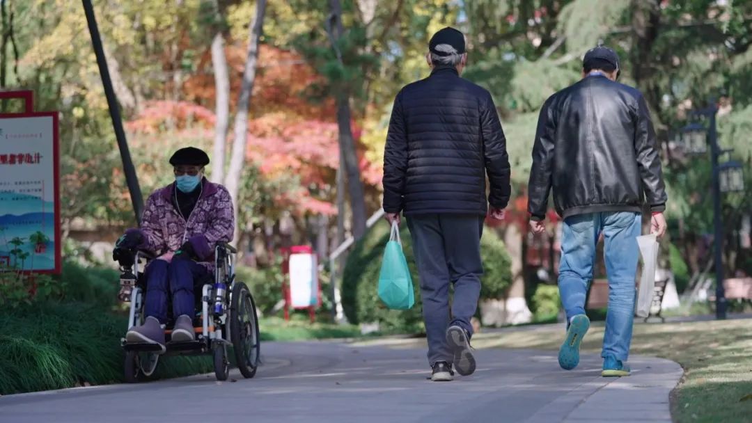 家里老人摔倒该怎么办,家里老人跌倒了买什么东西比较好