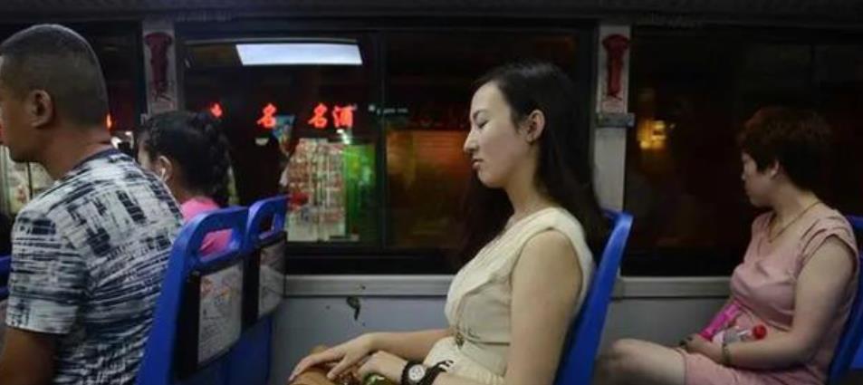 公交车为什么每次只收一块钱,公交车一块钱全天运营不赔钱吗