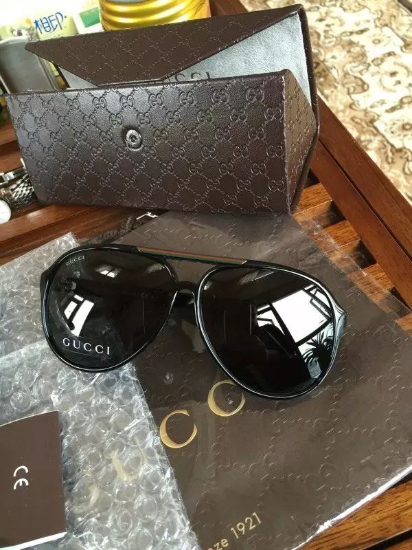 gucci是什么品牌眼镜,gucci眼镜有款红边框的眼镜