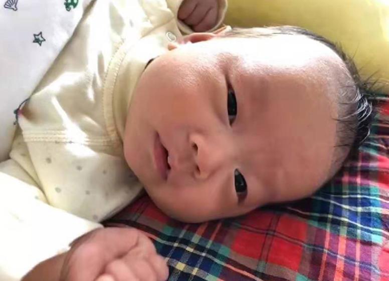 宝宝犯困要吃母乳才肯睡觉,宝宝一吃母乳就睡觉需要叫醒吗