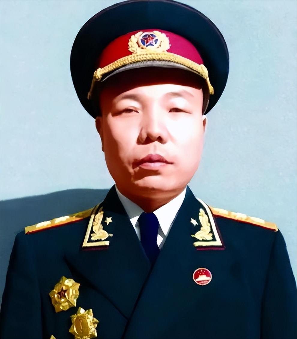 1950年萧华调到北京，瞥见路边香烟小贩：这不是杀害黄骅的凶手吗