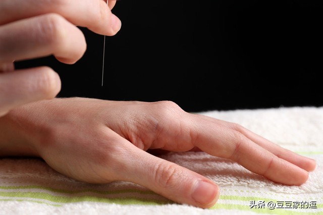 金毛突然瘫痪还会摇尾巴吗,金毛被遛瘫