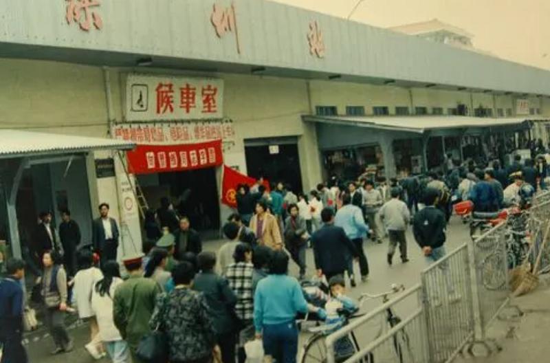 1991年，*小平邓**为深圳火车站题字，为何只写“深圳”没写“站”？