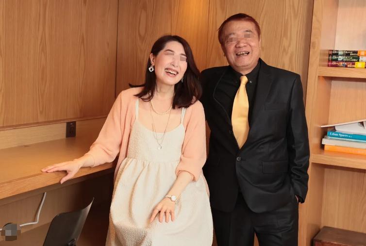 消失十几年19岁下海当*星艳**、酒局捏爆假胸34D变32A，上岸卖拉面？