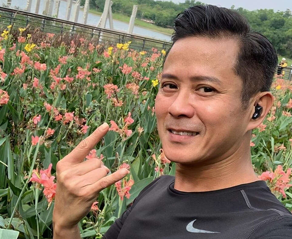 俩港星内地公园摆摊遭劝阻!幸好遇热情大叔支招,曾1天赚800元