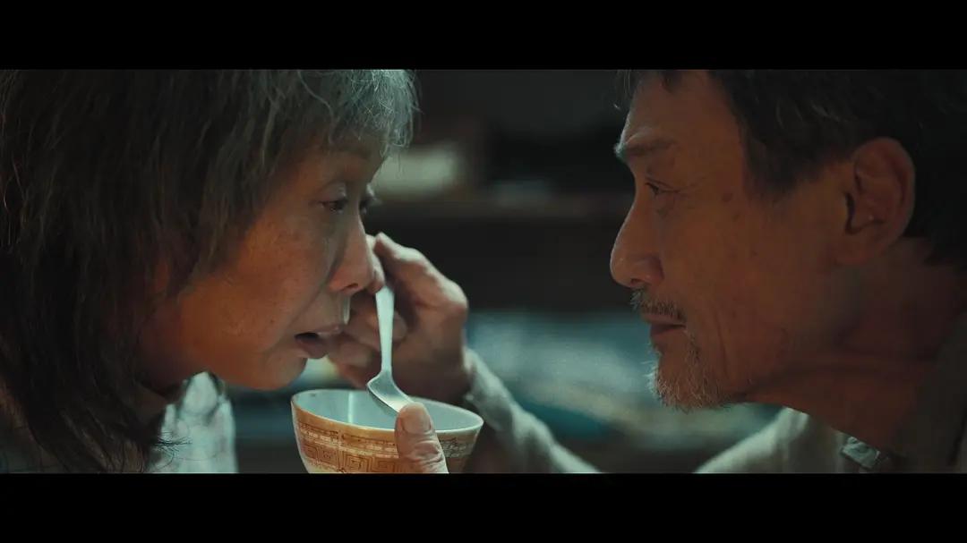 难得“聚焦低收入老年人”的好电影：四个神仙戏骨，一台刻骨铭心