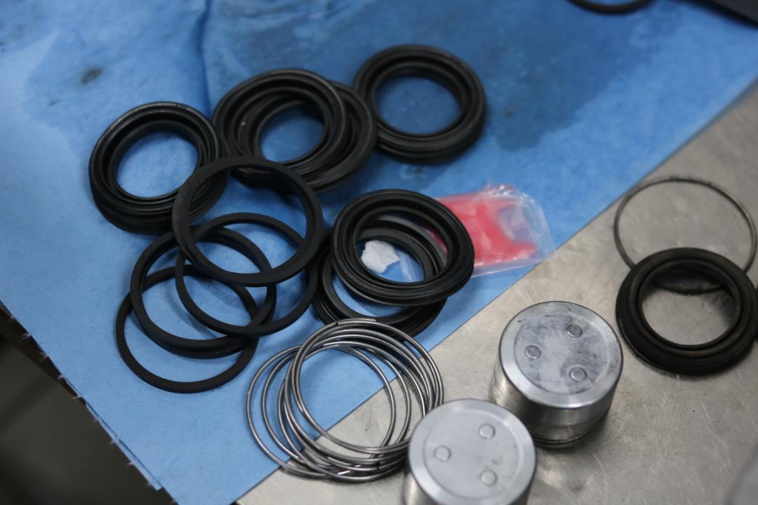 03年丰田霸道全车翻新多少钱,2004款丰田霸道拆车视频