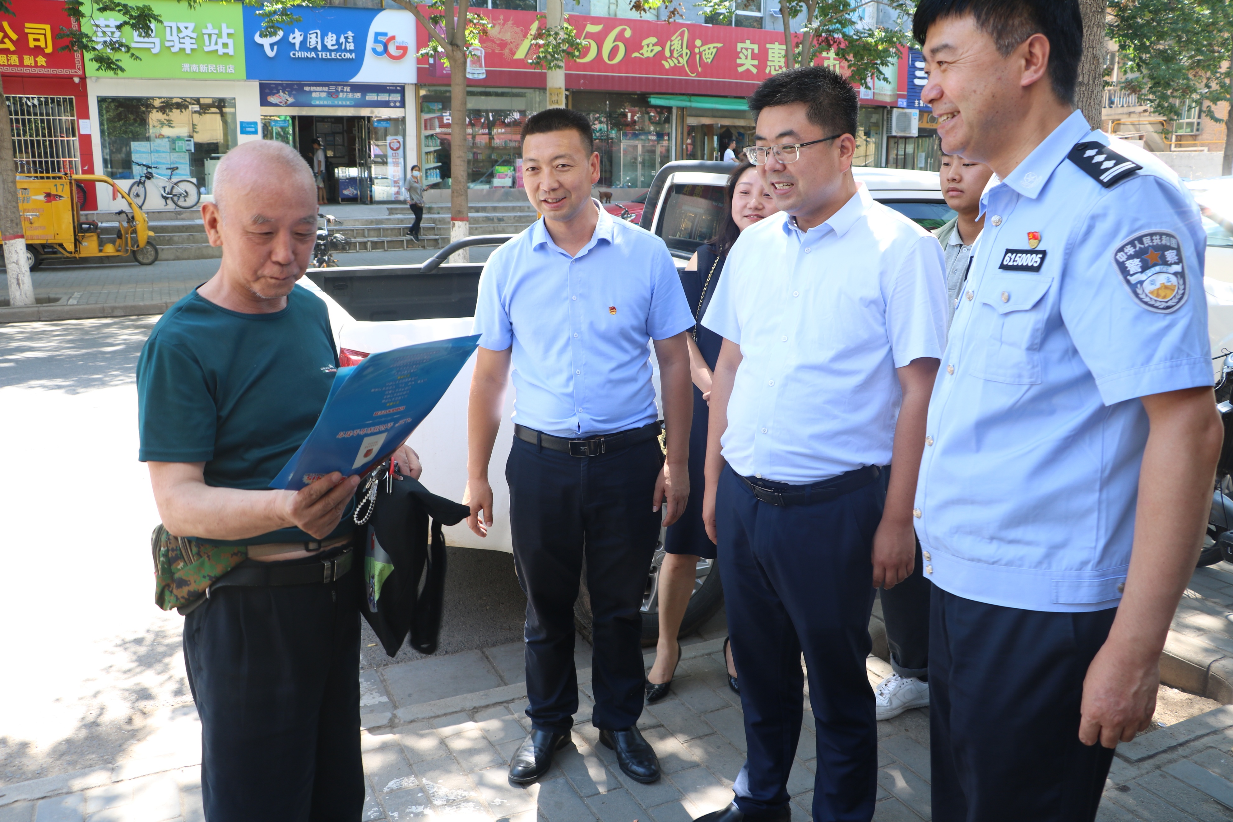 626国际禁毒日主题宣传活动民警,吕梁市举行626国际禁毒日宣传活动