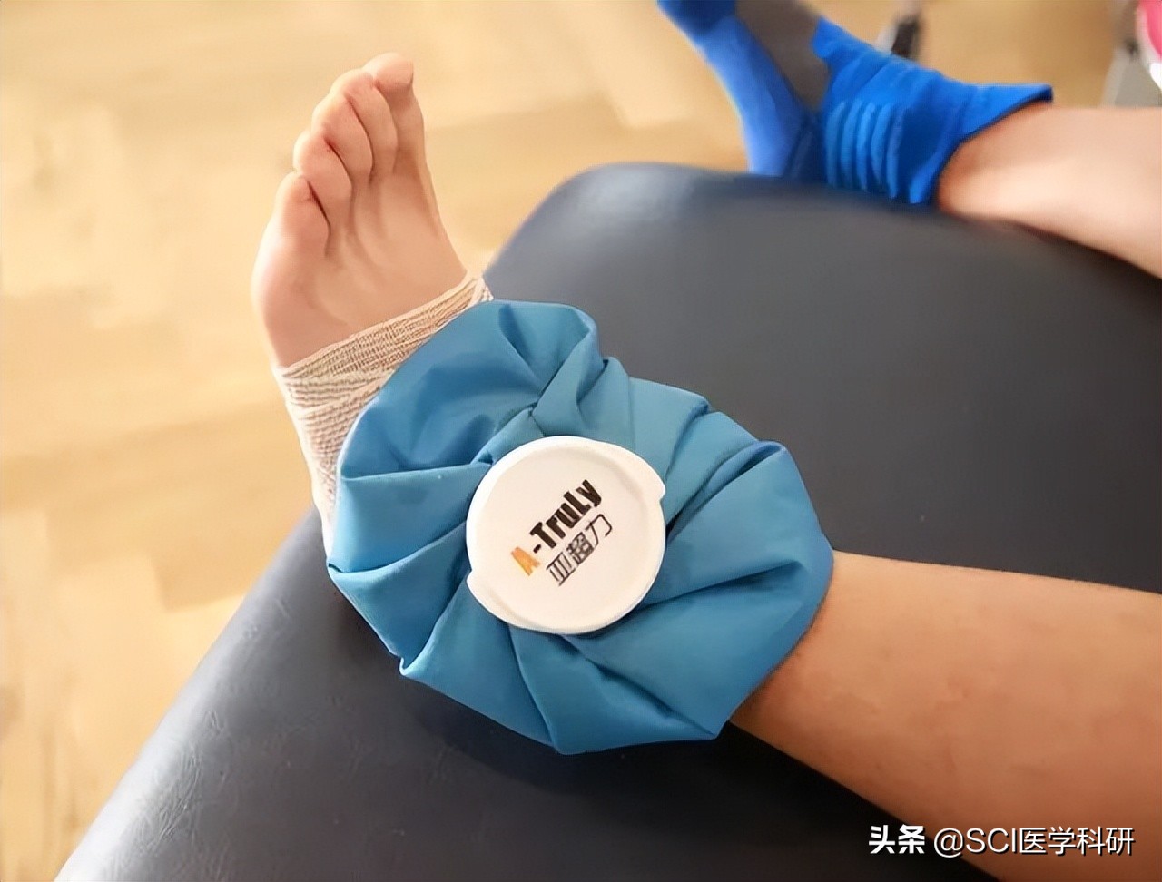 崴脚第一时间应该怎么处理,崴了脚第一时间怎么处理