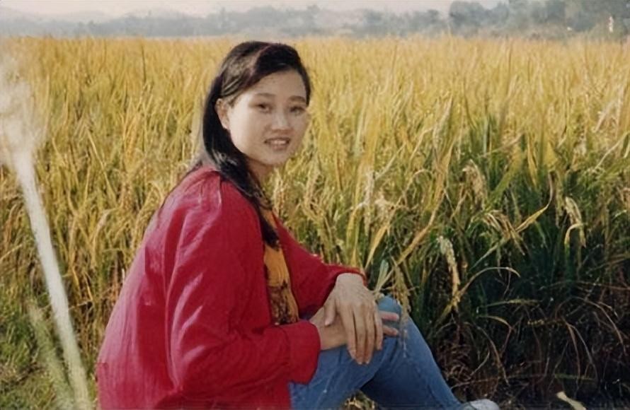 歌唱家*祖英宋**:和丈夫分居8年，39岁高龄产子，57岁身材好似少女