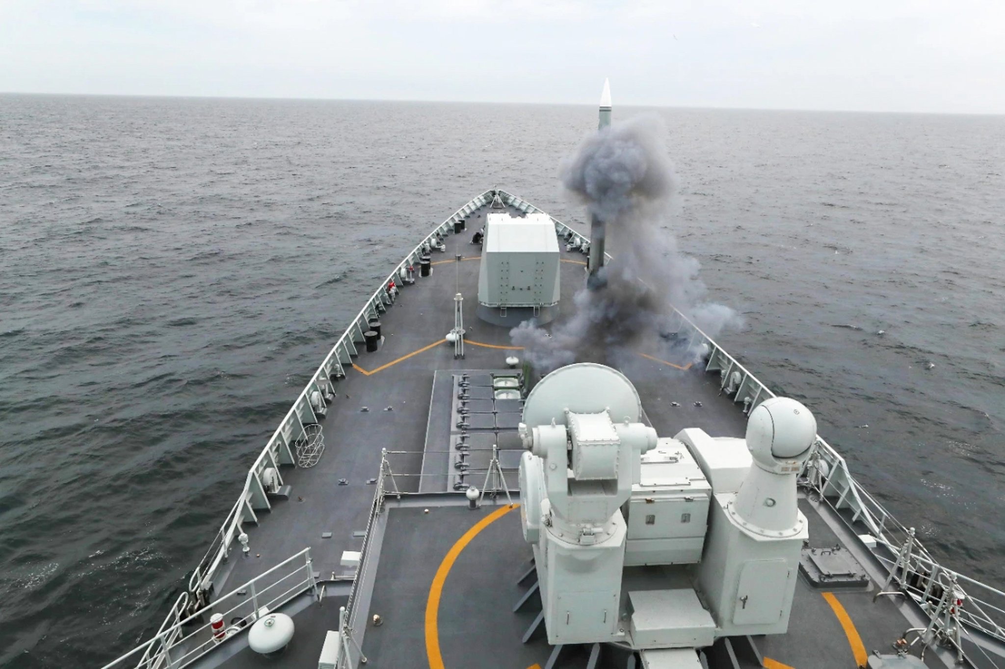 向解放军学习！俄官兵登上052D，在垂发前驻足，笔记本写满要点