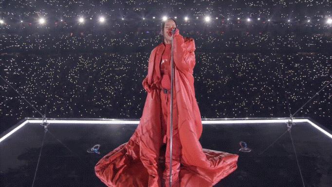 “美国春晚”超级女星怀二胎跳高台,网友:一年一个太强了!