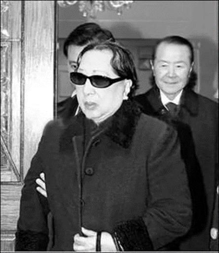 中国第一位留美女性，宋家王朝话事人，为敛财无所不用其极