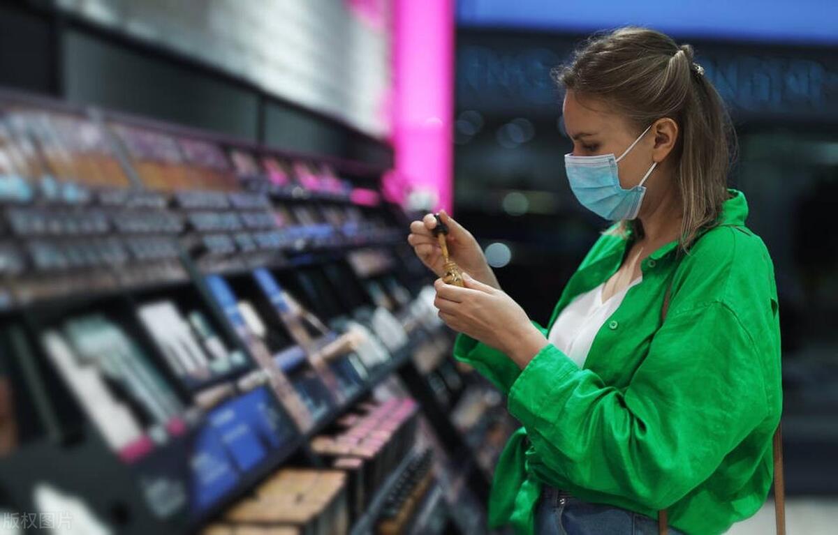 女士开化妆品店赚钱吗,女人开化妆品店一年能挣多少钱
