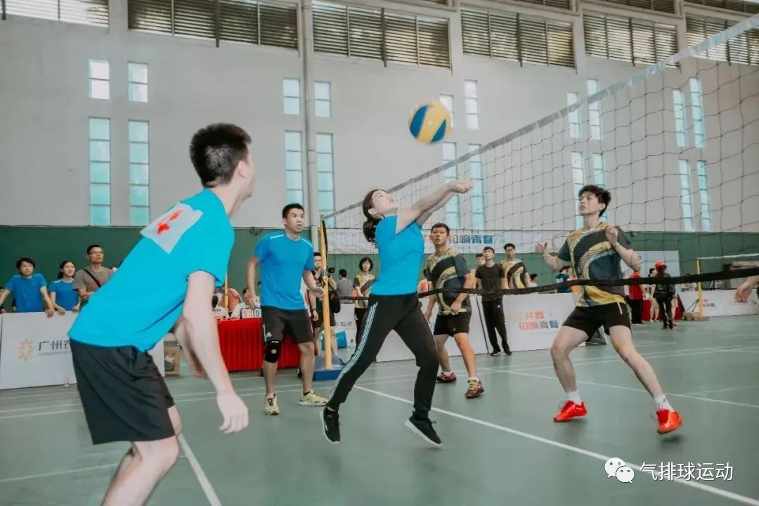 初学者垫排球教程视频,排球快速掌握垫球技巧教学