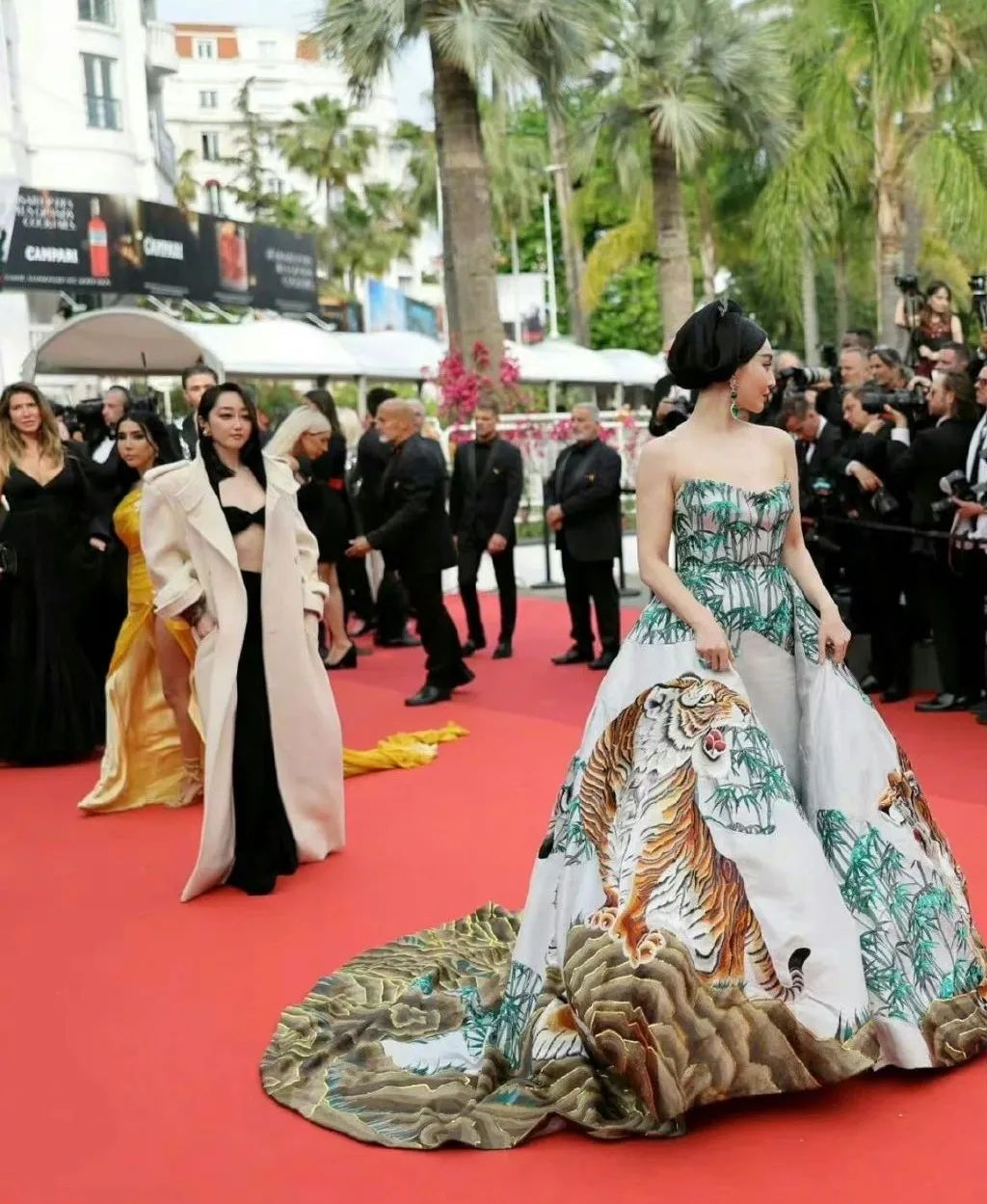 这一夜,中国女星的“野心”都藏不住了!猛虎连衣裙,踩20cm高跟